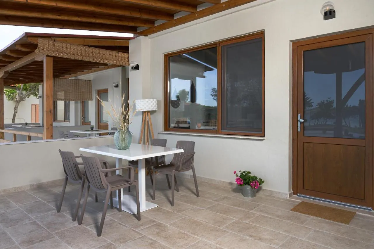Komitsa Luxury Apartments Nea Roda