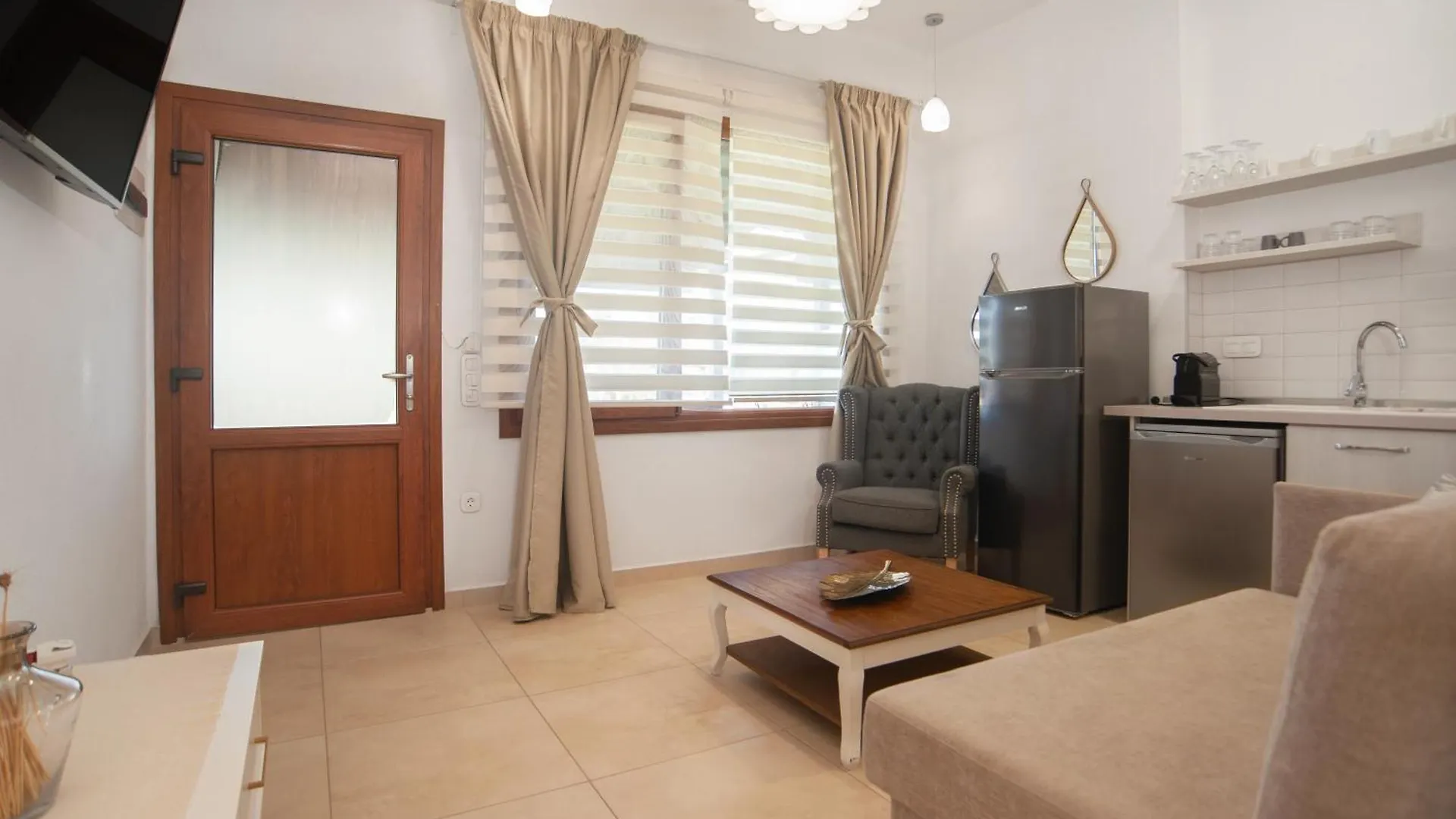 Ξενοδοχείο με διαμερίσματα Komitsa Luxury Apartments Νέα Ρόδα